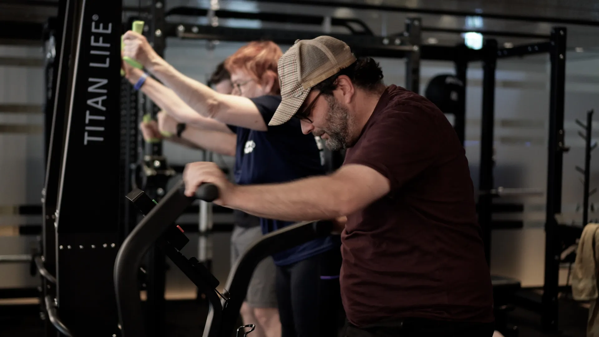 Mand i træningscenter