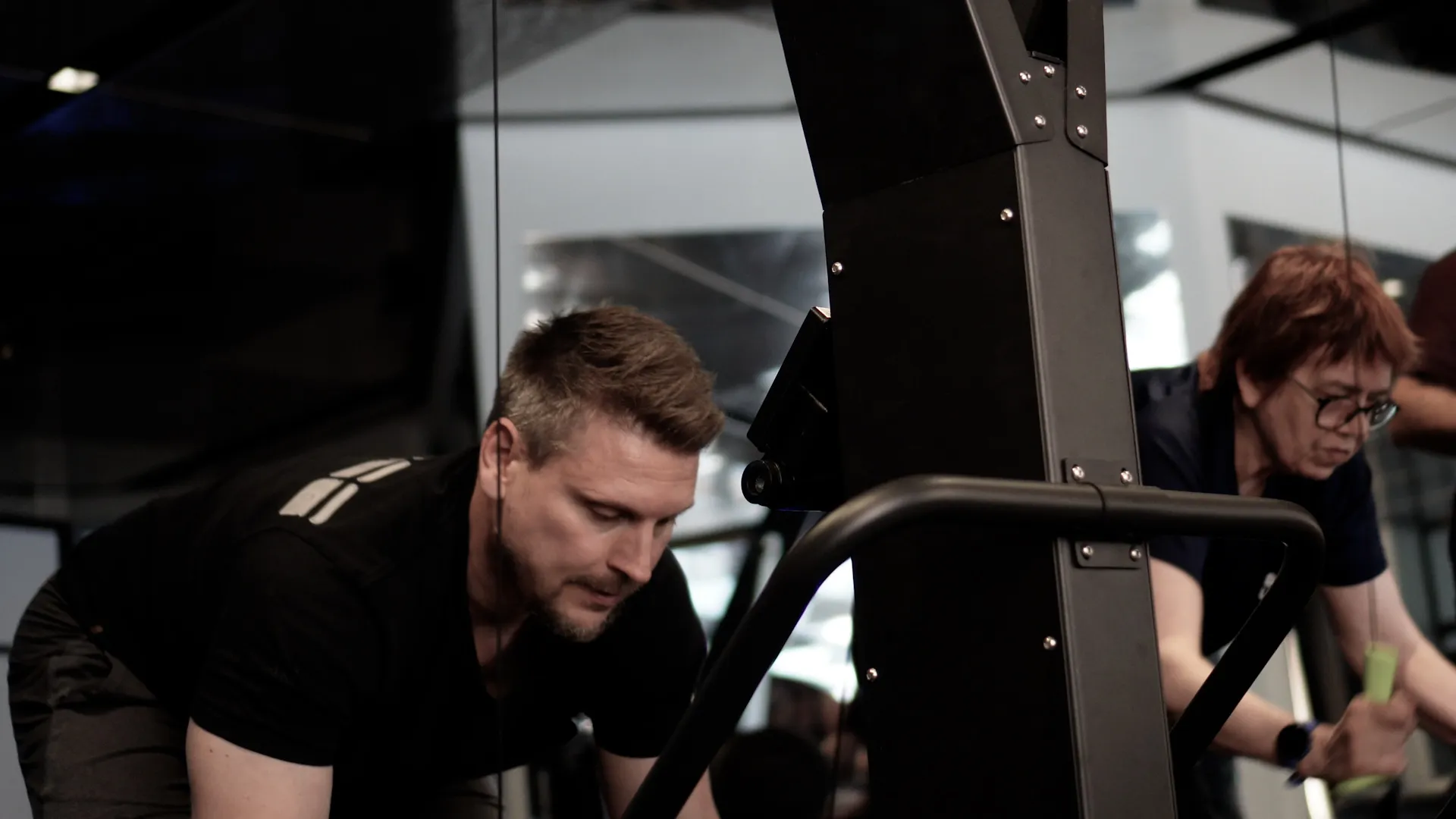 Mand i træningscenter